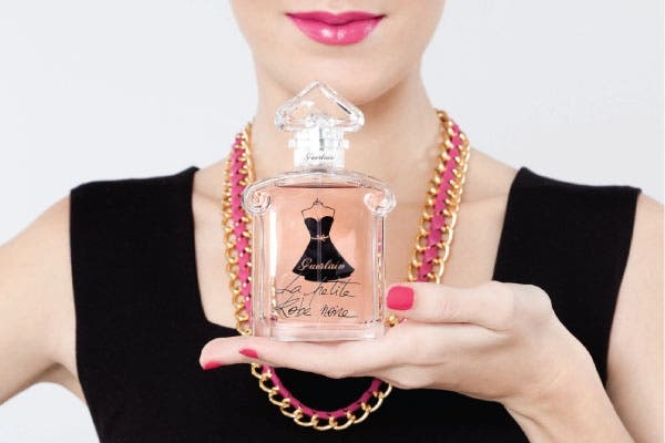 Chispeante: Súper chic, muy parisina pero a la vez traviesa, joven y despreocupada, la nueva versión del Petite Robe Noire de 100 ml (Guerlain, $775) es mucho más fresca que la eau de parfum. Cancherísima y trendy.