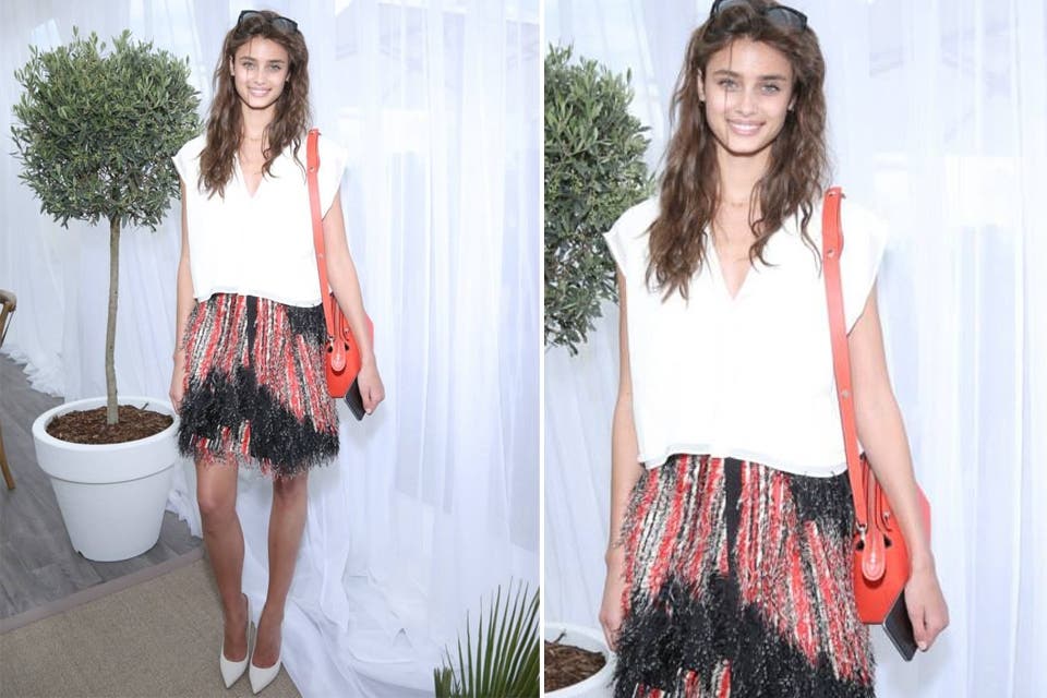 Taylor Hill, otra modelo, con un look de la colección primavera-verano 2015 de Fendi, en el que destacamos su falda de plumas y esos stilettos blancos
