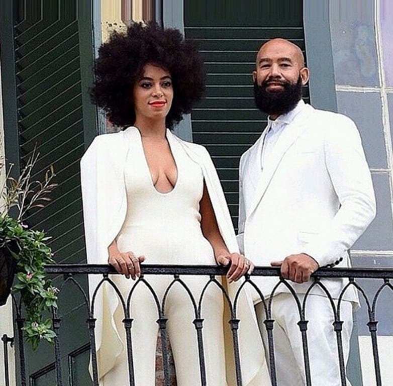 Solange llegó a la ceremonia con un mono con capa, del diseñador Stephane Rolland