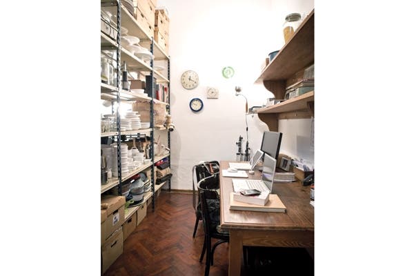 Como escritorio, una mesa de pinotea bien larga y una estantería de metal que sirve como archivo múltiple.