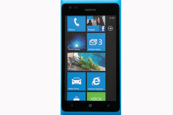 Celular con la carcasa turquesa (Nokia, $2199)