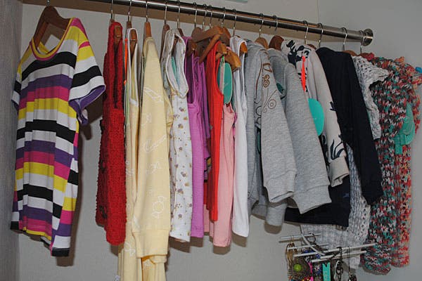 Objetos en patchwork y ropa para mujeres y chicos, en el taller, que también funciona como local
