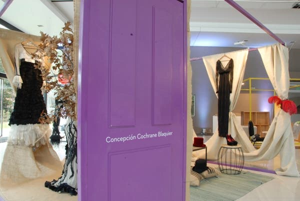 Puertas de madera intervenidas con color dan la bienvenida a los distintos espacios. Con una puesta casi escenográfica, el de Concepción Cochrane Blaquier no pasa inadvertido