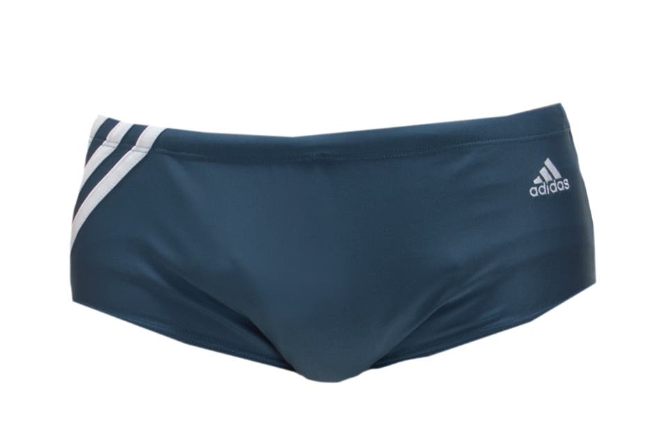 Con las tres tiras (Adidas, $350) para deportistas.