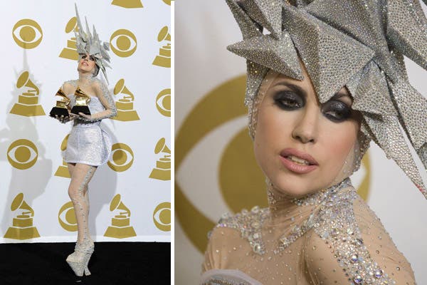 Otro modelo de Armani Prive, en la sala de prensa de la entrega de los premios Grammy