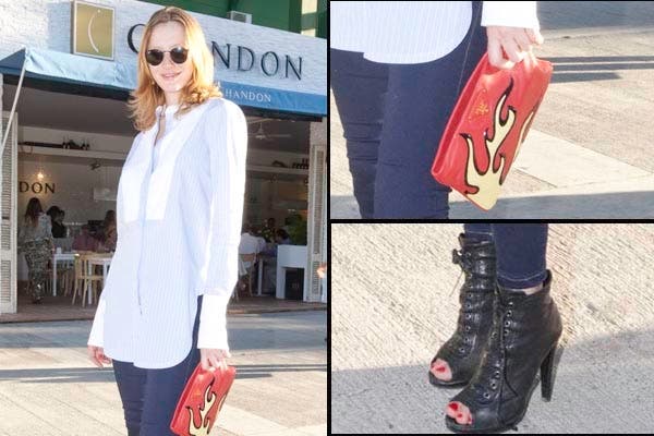 Mili Schmoll eligió unos jeans elastizados y una blusa celeste y blanca son rayitas. ¡Nos encantaron sus botinetas y el detalle del sobre!