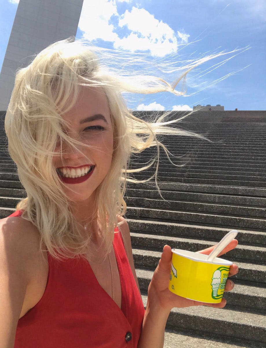 A la ex modelo de Victoria Secret Karlie Kloss todo lo que queda bien, pero este corte sumado a su melena platinada la están rompiendo en el verano estadounidense.