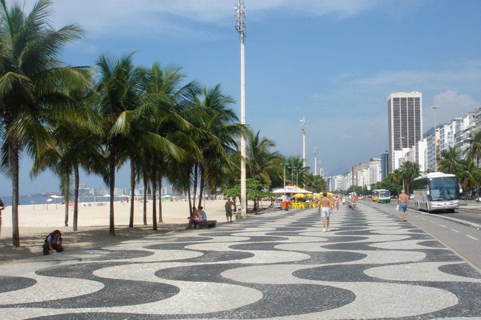 El coco gelato es un obligatorio si te das un paseo por la playa. Además hay todo tipo de accesorios y prendas coloridas