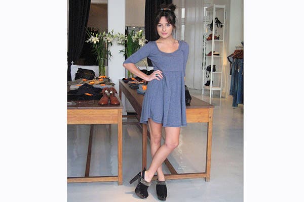 Brenda Aniscar combinó un vestido muy casual con plataformas de madera con detalles de corderito; todo de DelaOstia