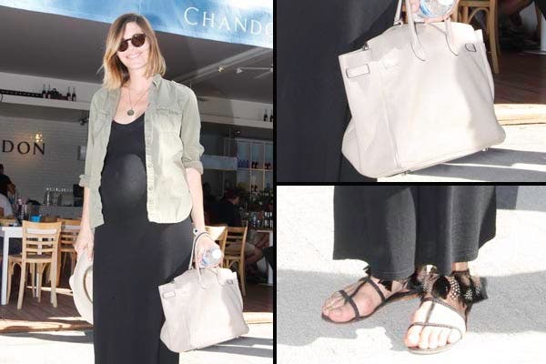 ¡Delfina Blaquier está divina con su panza! Con un look muy simple estuvo en el abierto de polo. Vestido negro largo, camisa verde militar, bolso Birkin y sandalias bien chatitas