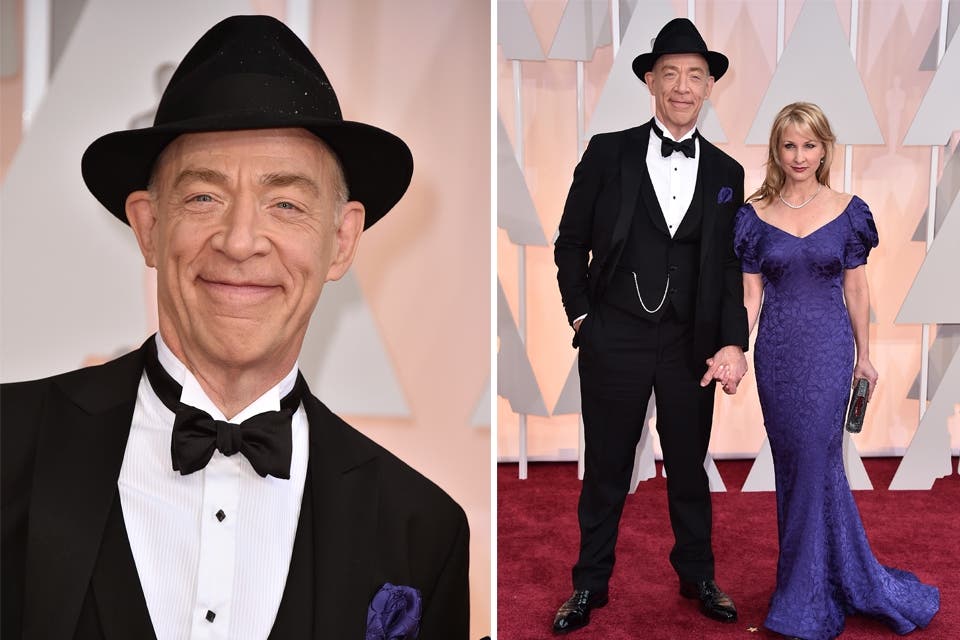 Nominados a mejor actor de reparto, J.K. Simmons no olvidó los detalles y se animó al sombrero y al pañuelo del mismo color del vestido de su mujer, Michelle Schumacher