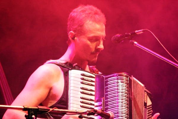 Cerrá tu día de playa con el show de Pedro Aznar