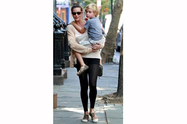 Liv Tyler combina sus shorts con leggins negras. Una opción urbana