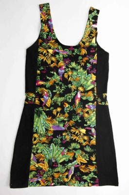 Estampado con laterales en negro que estilizan la figura (Tierra316 by Dafiti, $90)