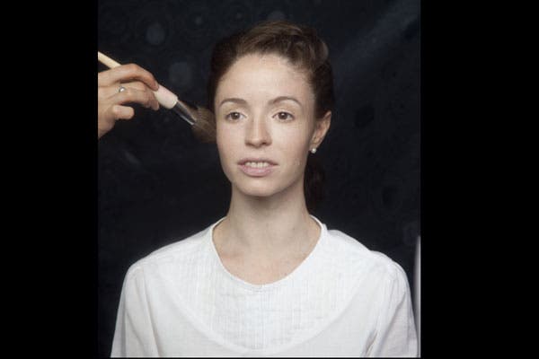 3.Devolvemos color a la cara Con un polvo compacto, tipo bronzer o tonalizador. Aplicándolo en pómulos ( sobre el hueso del pómulo) , mentón, frente ( cerca del nacimiento del pelo) y cuello