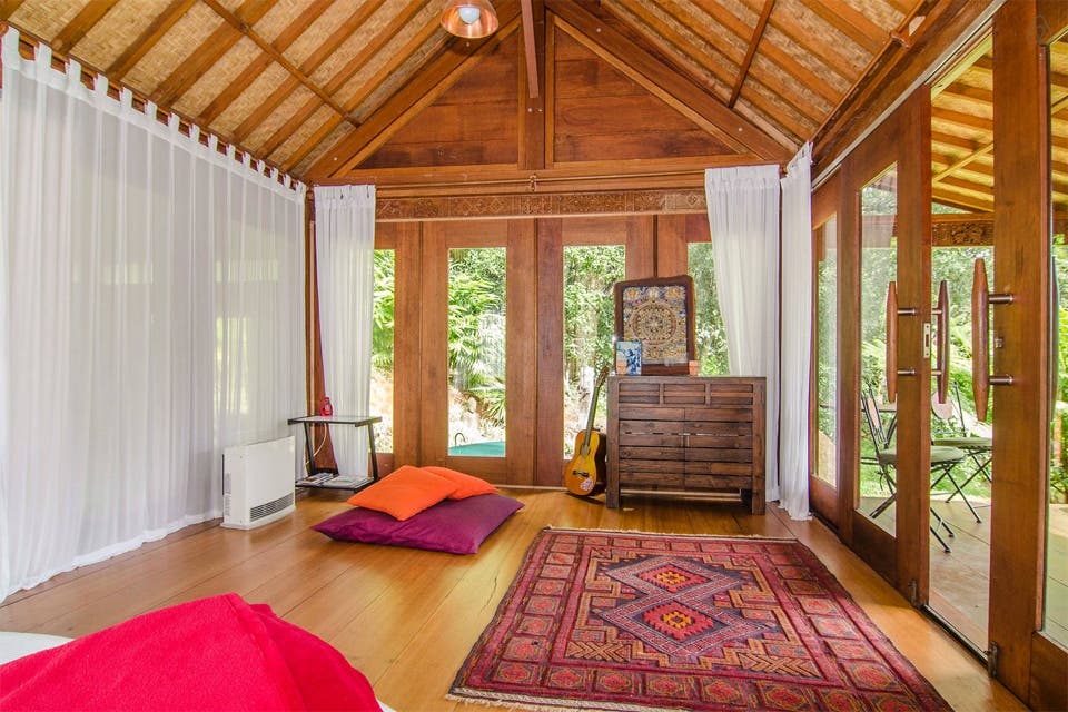 Opción2: una simpática cabaña en el bosque en Australia, con ambientes divididos por cortinas