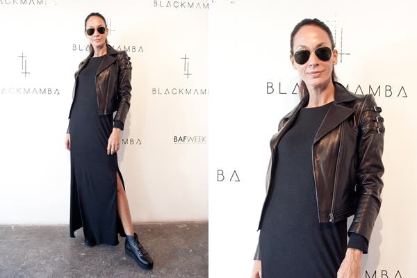 Ana Paula Dutil en blackmamba con vestido largo, chaqueta negra y borcegos en el mismo tono