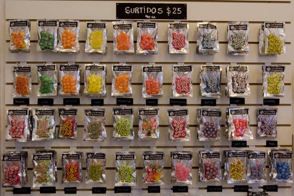 Los caramelos de este negocios son hechos y decorados a mano