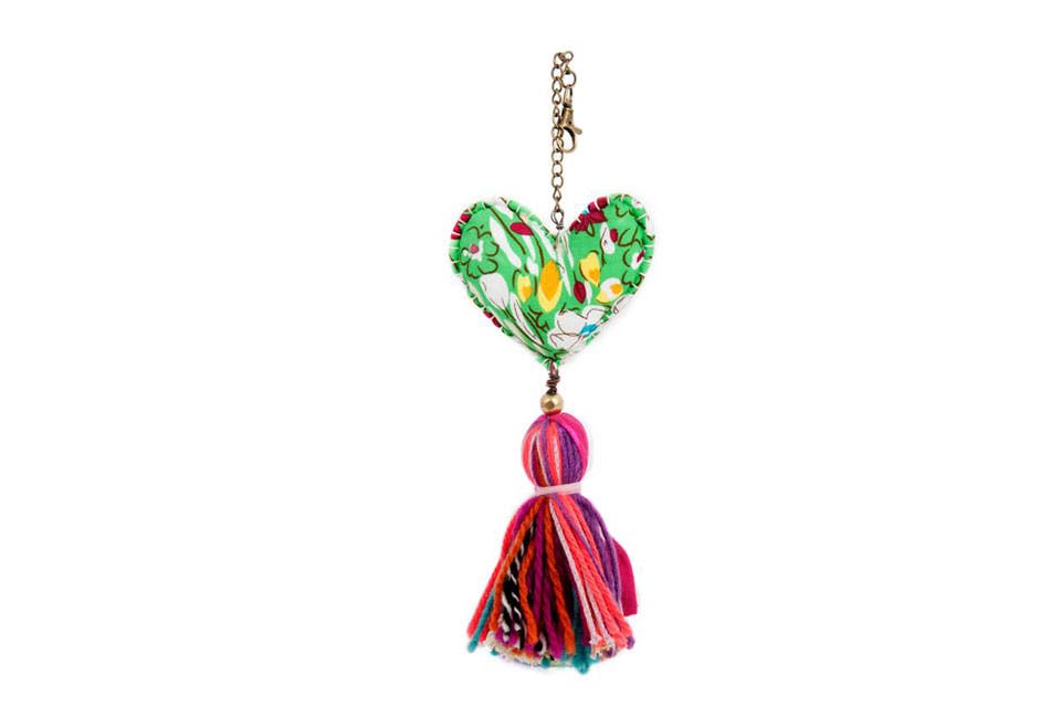 Colgante con flecos (Estilo Dach, $155)
