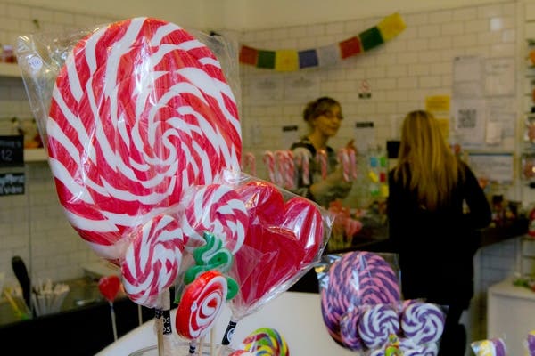 Los caramelos de este negocios son hechos y decorados a mano