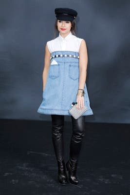 Miroslava Duma, la joven editora rusa, con un vestido de denim strapless, camisa abajo, botas interminables y gorro tipo policía. ¿Pura genialidad o casi un disfraz?