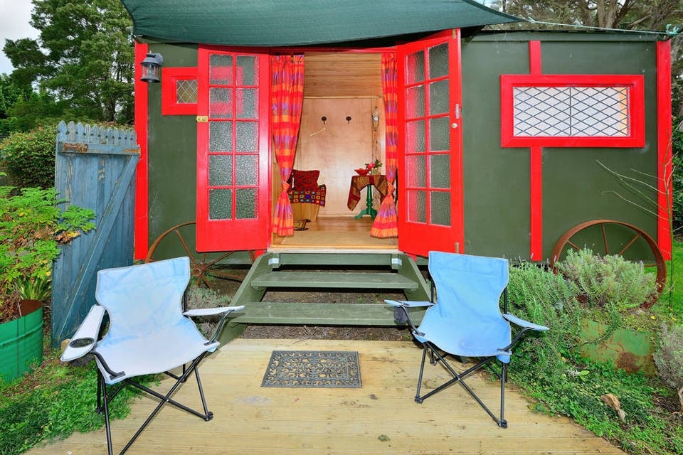 Opción 3: ideal para una escapada romántica, esta caravana tipo gitana en Nueva Zelanda, es muy confortable