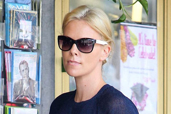 Charlize Theron, con el pelo claro, con las raíces apenas más oscuras