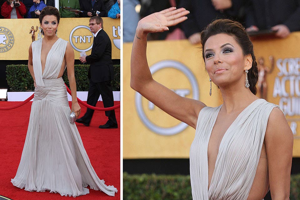 Muy jugado el look de Eva Longoria, que eligió un diseño drapeado en color tiza de Georges Hobeika. El vestido tenía un escote muy profundo y era abierto a los costados