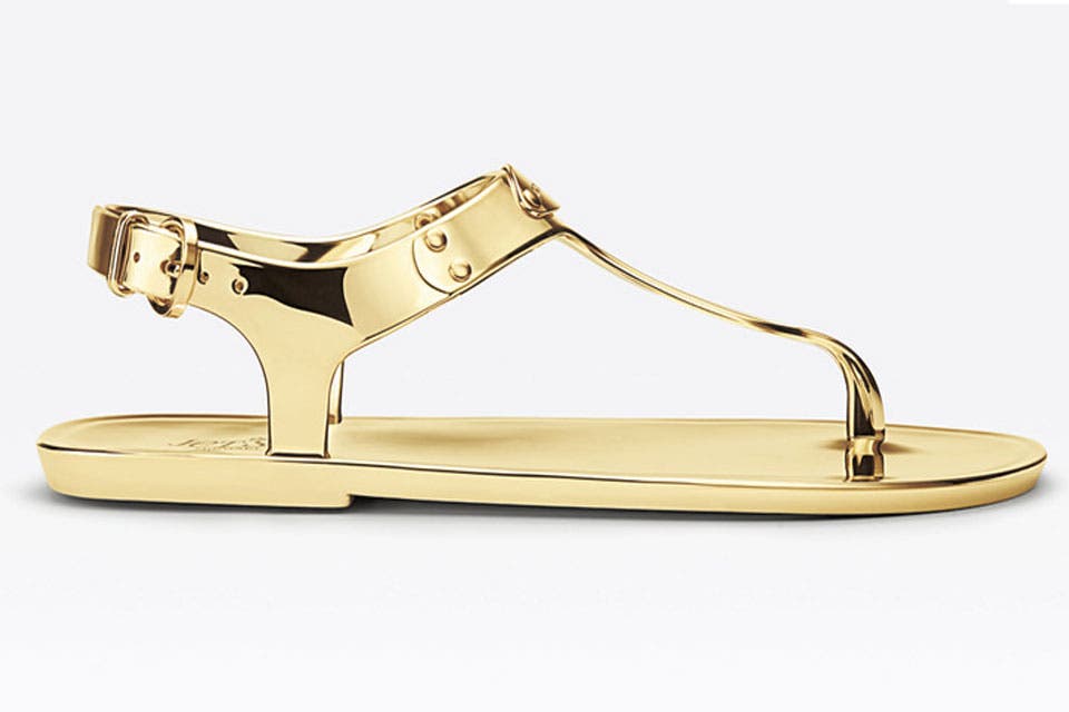 Otra opción, sandalia plana en dorado, ideal para un look veraniego bien elegante