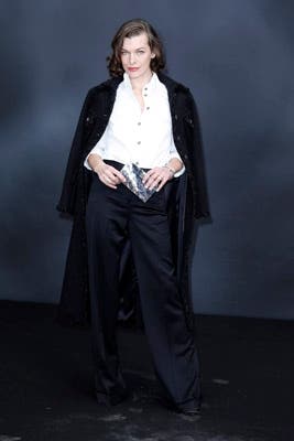 Milla Jovovich también de blanco y negro pero con un sobre plateado. ¿Te gusta su look?