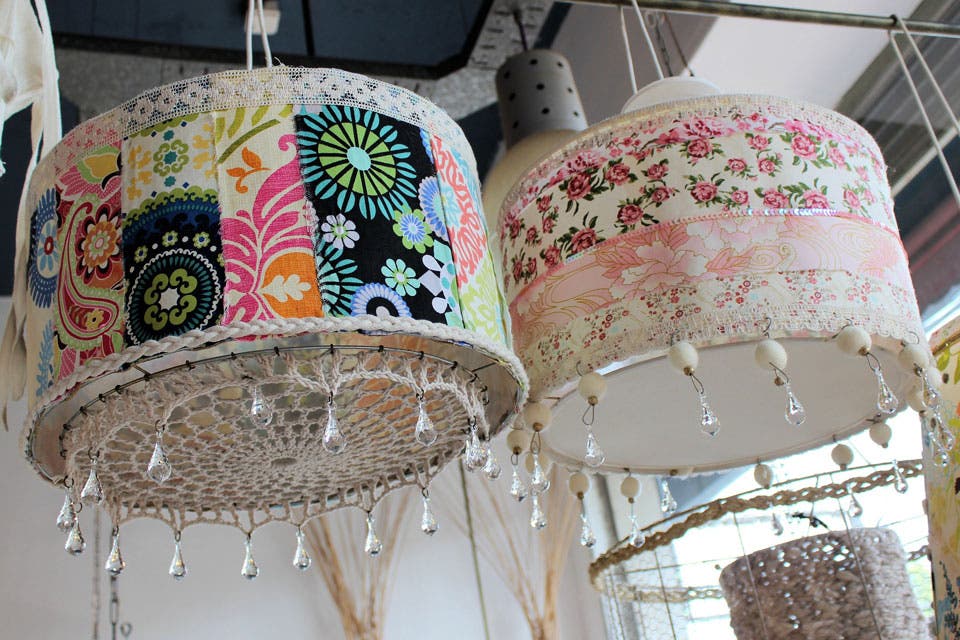 Lámparas con género estampado (Morfeo Deco, $ 1.500)