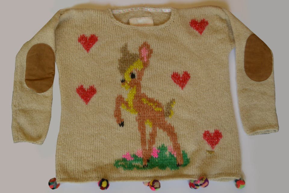 Sweater Bambi tejido y bordado a mano con terminaciones de pompones de colores y coderas de gamuza (Consultar precio, Agus Saquer)