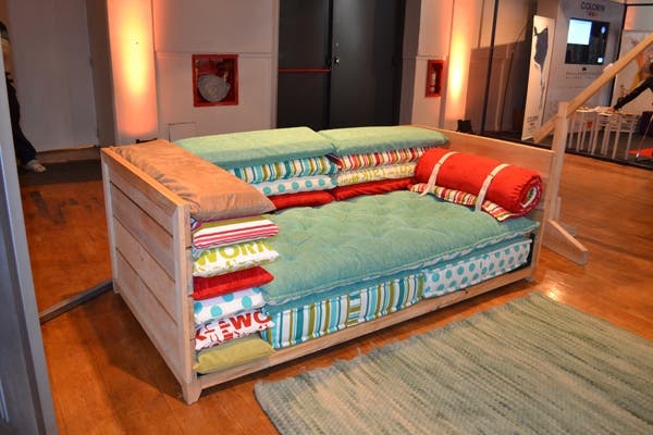 La propuesta de Inés Calamante + Artesano de Sueños se convirtió en un éxito dentro de la muestra. Sobre una estructura de madera, almohadones de diseños y colores diferentes dan forma a este colorido y comodísimo sillón