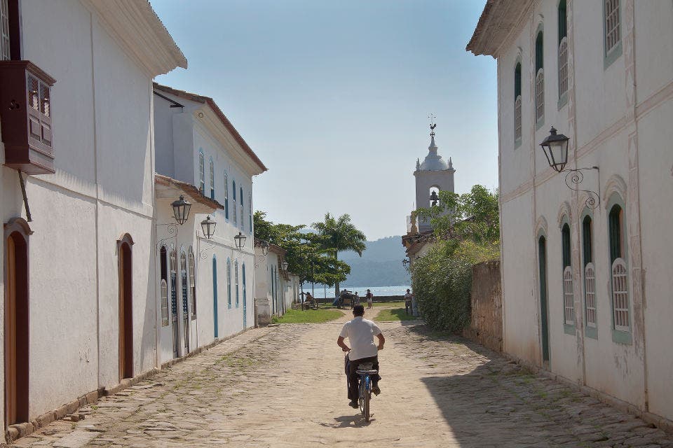 La calle principal de la ciudad, conecta el centro histórico con el mar