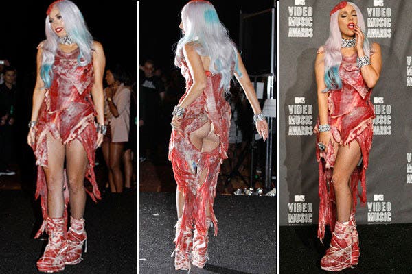 Lady Gaga impactó en los premios MTV... lució un vestido hecho de carne