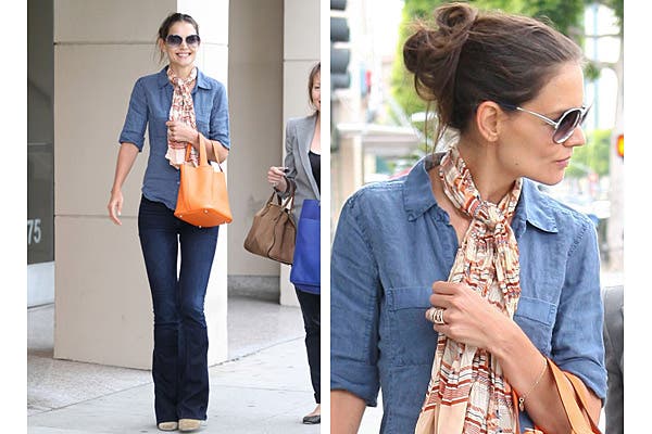 Katie Holmes se animó a mezclar jean con jean: eligió un tono más oscuro para el pantalón y otro más clásico la camisa; divino, el touch de color que aporta la cartera