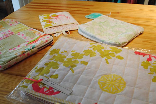 Objetos en patchwork y ropa para mujeres y chicos, en el taller, que también funciona como local
