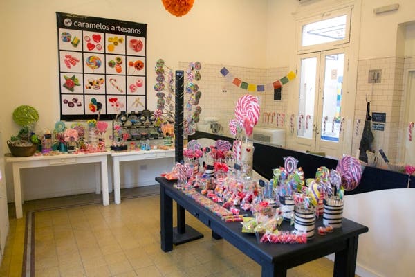 Los caramelos de este negocios son hechos y decorados a mano