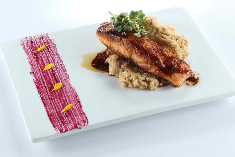 Akira es una de las cadenas pioneras en el arte de crear piezas de sushi premium, platos orientales y cocina fusión con ingredientes característicos del Perú