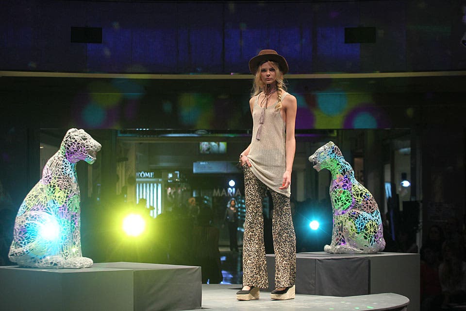 Pantalón con estampa de animal print y musculosa; en los pies, zapatos con plataformas bien altas