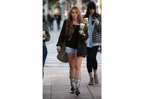 Miley Cyrus combinó su short de jean ultracorto con botas y un saco