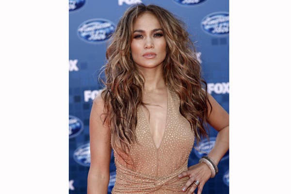 Mantiene el color y lo usa con un look más salvaje, con muchas ondas en todo el largo