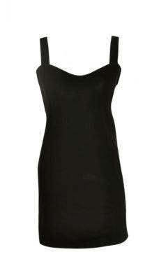 Los breteles del vestido deben guardar relación con el escote como en este clásico negro (megustatutti.com $230)