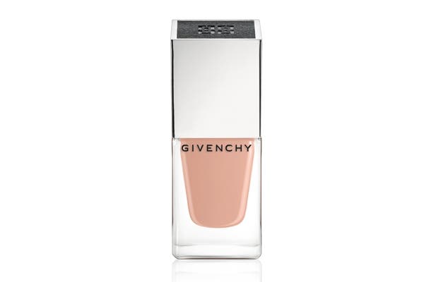 Esmalte nude (Givenchy, $155)