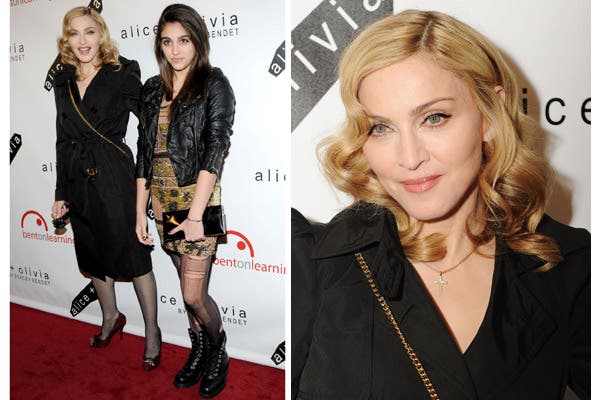La reina del pop, junto a su hija, Lourdes, en un evento de beneficiencia, con trench negro y zapatos en bordó