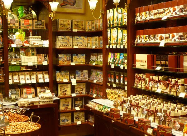 Las chocolaterías son un clásico de la capital belga; con espíritu retro, mantienen la tradición de crear bombones y figuras artesanales