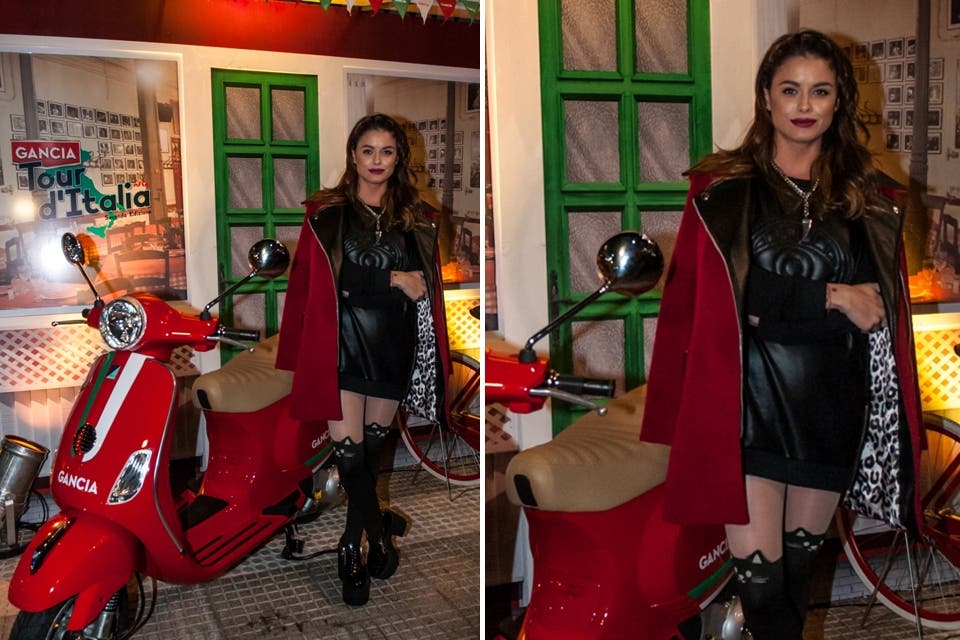 Vitto Saravia con un look un tanto gatubelezco. La modelo lució un vestido de cuero, medias bucaneras con diseños de gatitos y plataformas ¿El toque darky? Labios morados, un must del make up de invierno