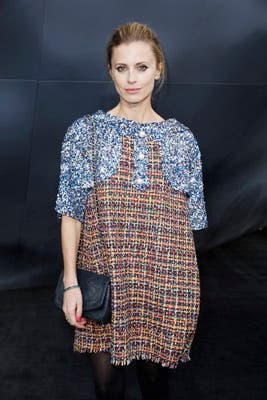 La modelo y escritora Laura Bailey usó un vestido corto multicolor, muy de los sesenta, y un clutch negro. Le dio un toque moderno al atuendo con las uñas en fucsia
