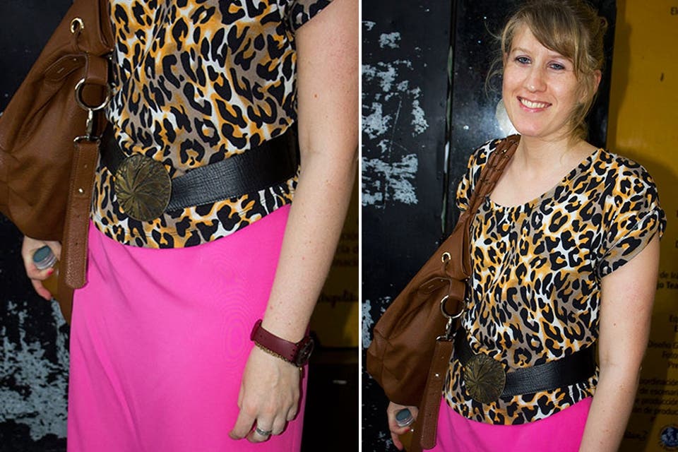 Falda flúo y animal print en un look de alto contraste
