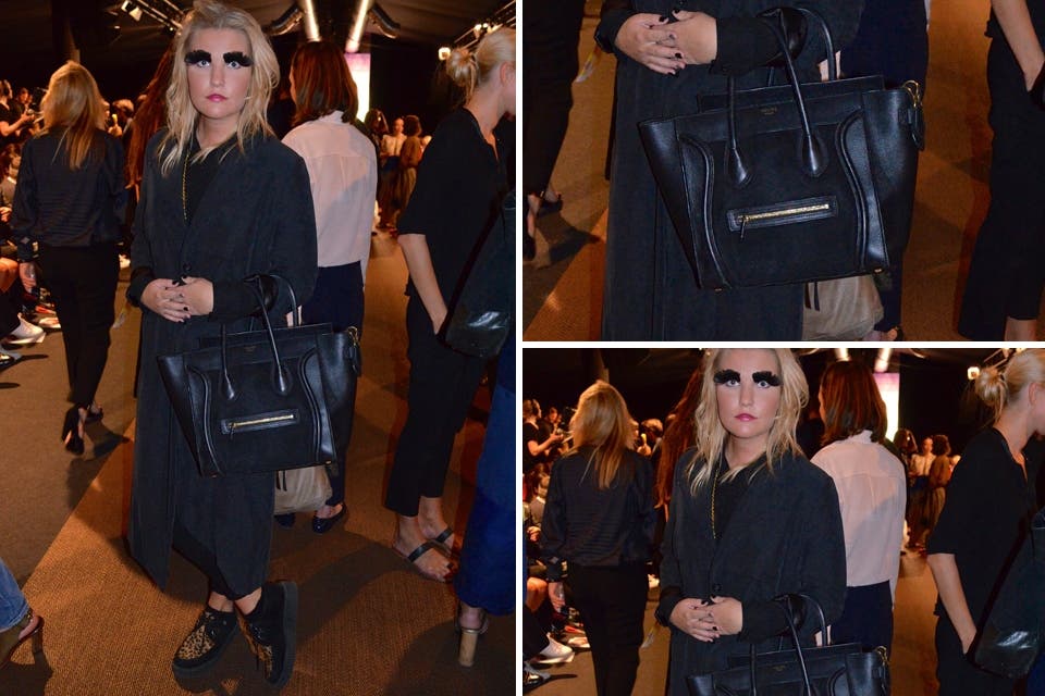 Otra versión en negro, esta vez con chaqueta incorporada y zapatos animal print. ¿El touch? un make up muy original con super pestañas